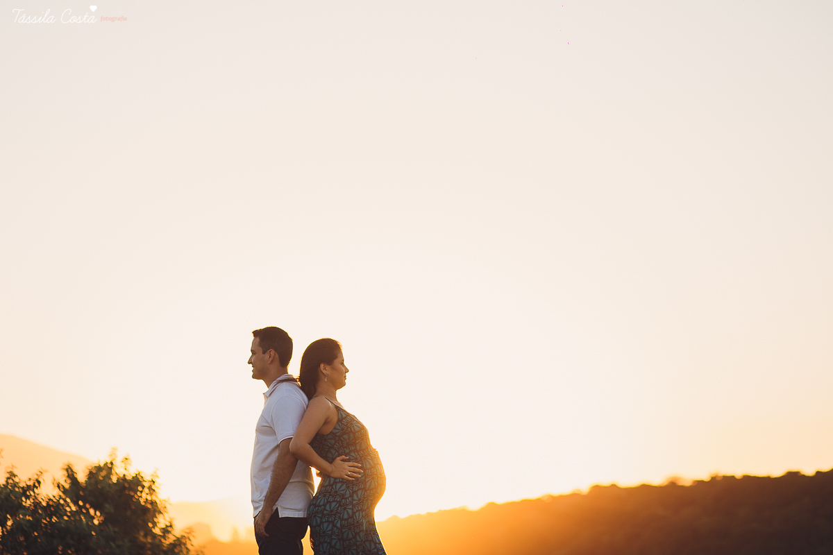 fotos de gestante, feitas no por do sol, em Vitória ES, ensaio fotográfico apaixonante, fotos lindas de grávida, fotos de casal feita com por do sol, papais de primeira viagem, mundo rosa, luiza vem aí, tássila costa fotografia