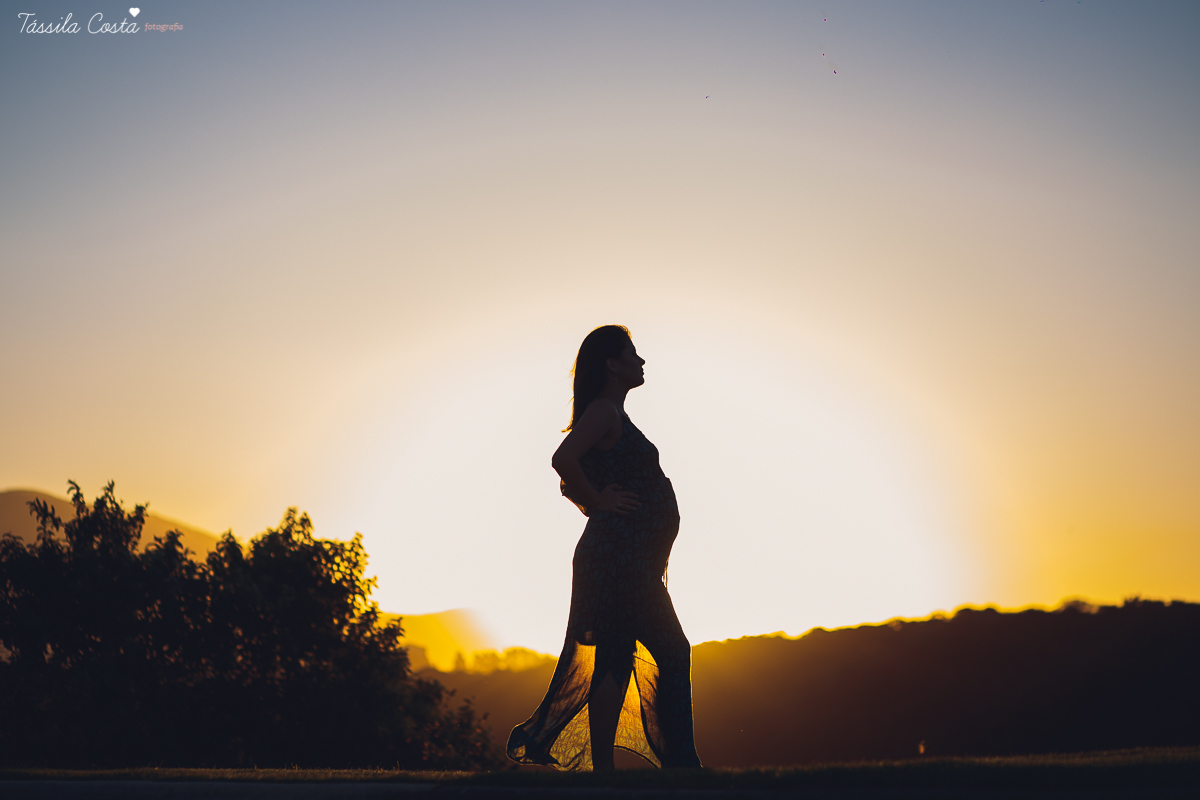 fotos de gestante, feitas no por do sol, em Vitória ES, ensaio fotográfico apaixonante, fotos lindas de grávida, fotos de casal feita com por do sol, papais de primeira viagem, mundo rosa, luiza vem aí, tássila costa fotografia
