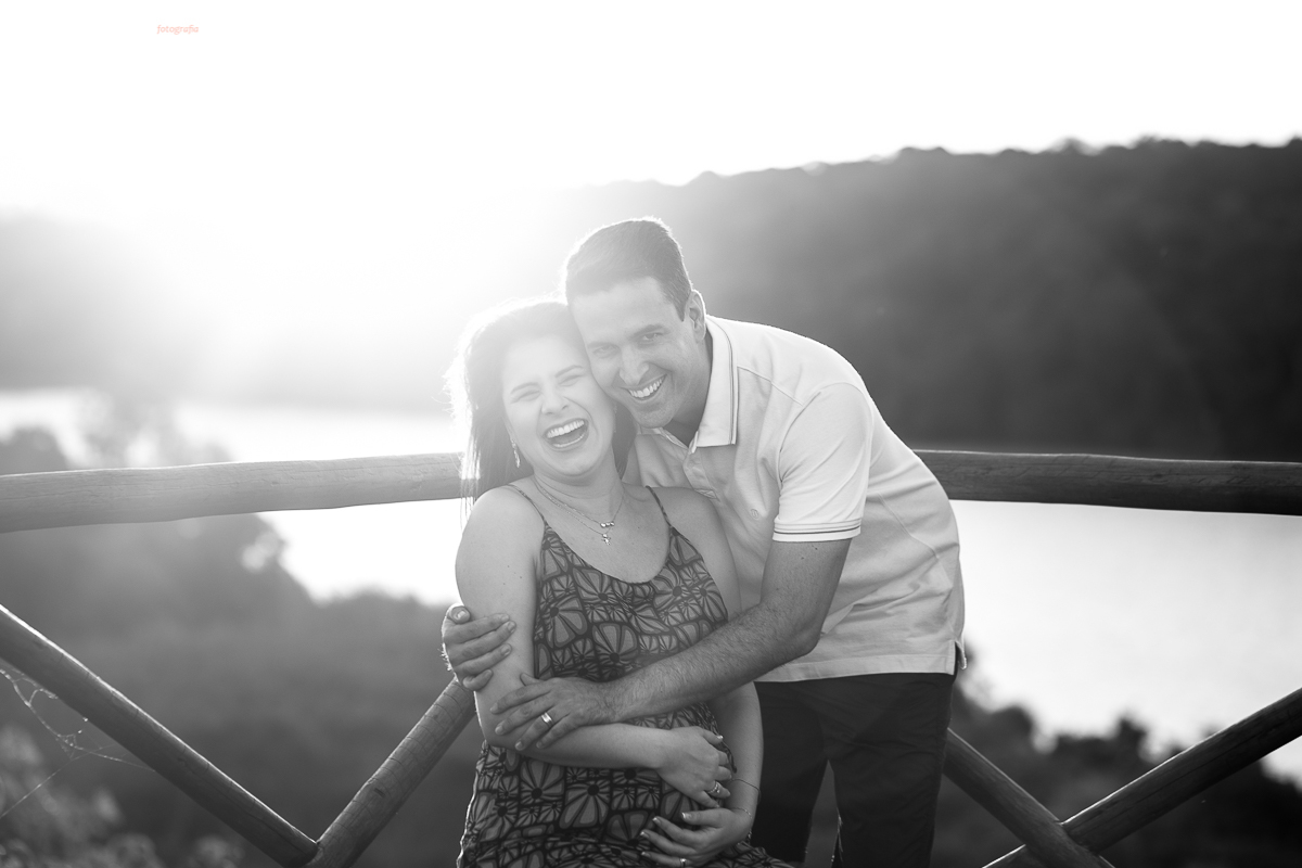 fotos de gestante, feitas no por do sol, em Vitória ES, ensaio fotográfico apaixonante, fotos lindas de grávida, fotos de casal feita com por do sol, papais de primeira viagem, mundo rosa, luiza vem aí, tássila costa fotografia