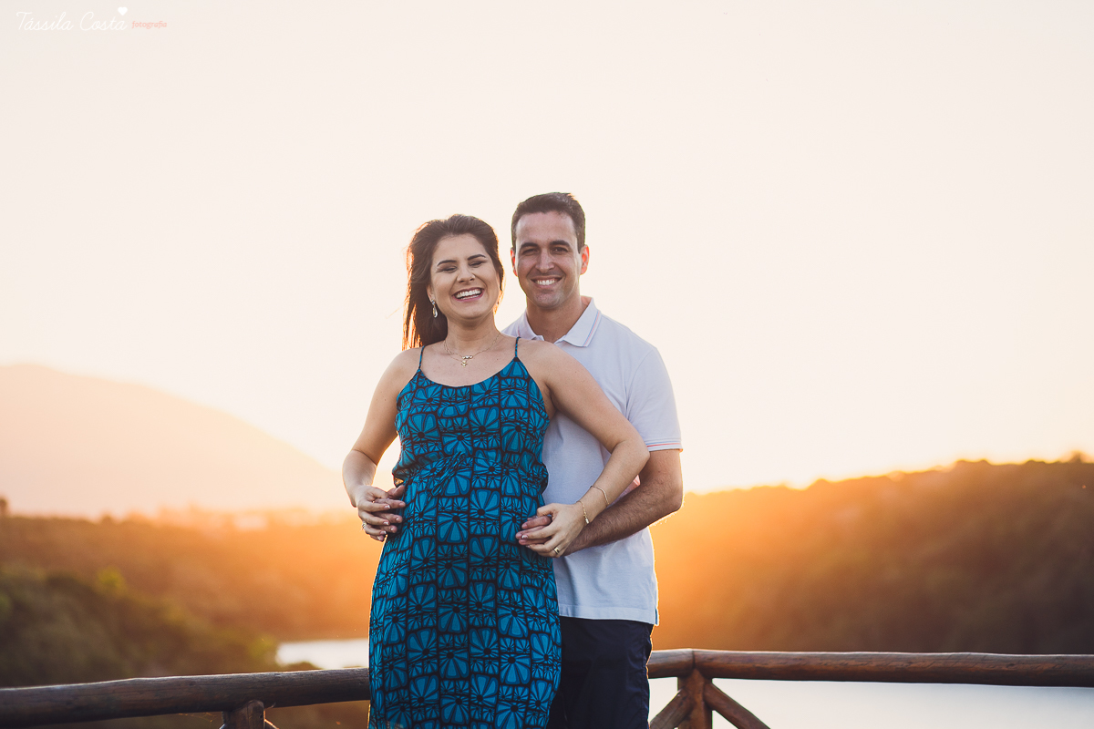 fotos de gestante, feitas no por do sol, em Vitória ES, ensaio fotográfico apaixonante, fotos lindas de grávida, fotos de casal feita com por do sol, papais de primeira viagem, mundo rosa, luiza vem aí, tássila costa fotografia