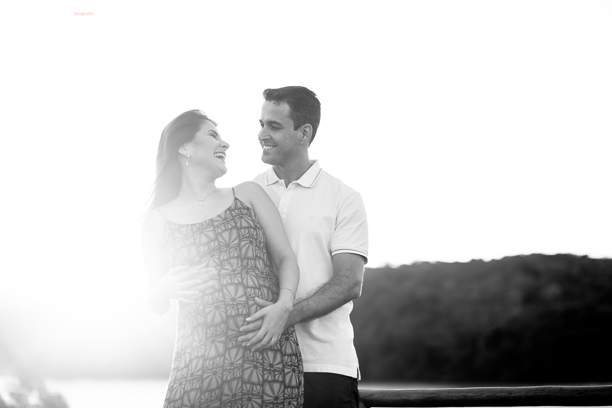 fotos de gestante, feitas no por do sol, em Vitória ES, ensaio fotográfico apaixonante, fotos lindas de grávida, fotos de casal feita com por do sol, papais de primeira viagem, mundo rosa, luiza vem aí, tássila costa fotografia