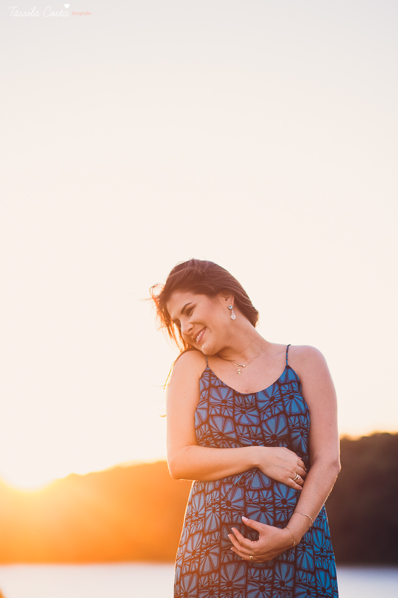 fotos de gestante, feitas no por do sol, em Vitória ES, ensaio fotográfico apaixonante, fotos lindas de grávida, fotos de casal feita com por do sol, papais de primeira viagem, mundo rosa, luiza vem aí, tássila costa fotografia