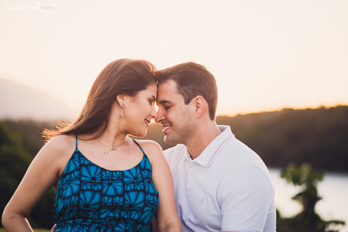 fotos de gestante, feitas no por do sol, em Vitória ES, ensaio fotográfico apaixonante, fotos lindas de grávida, fotos de casal feita com por do sol, papais de primeira viagem, mundo rosa, luiza vem aí, tássila costa fotografia