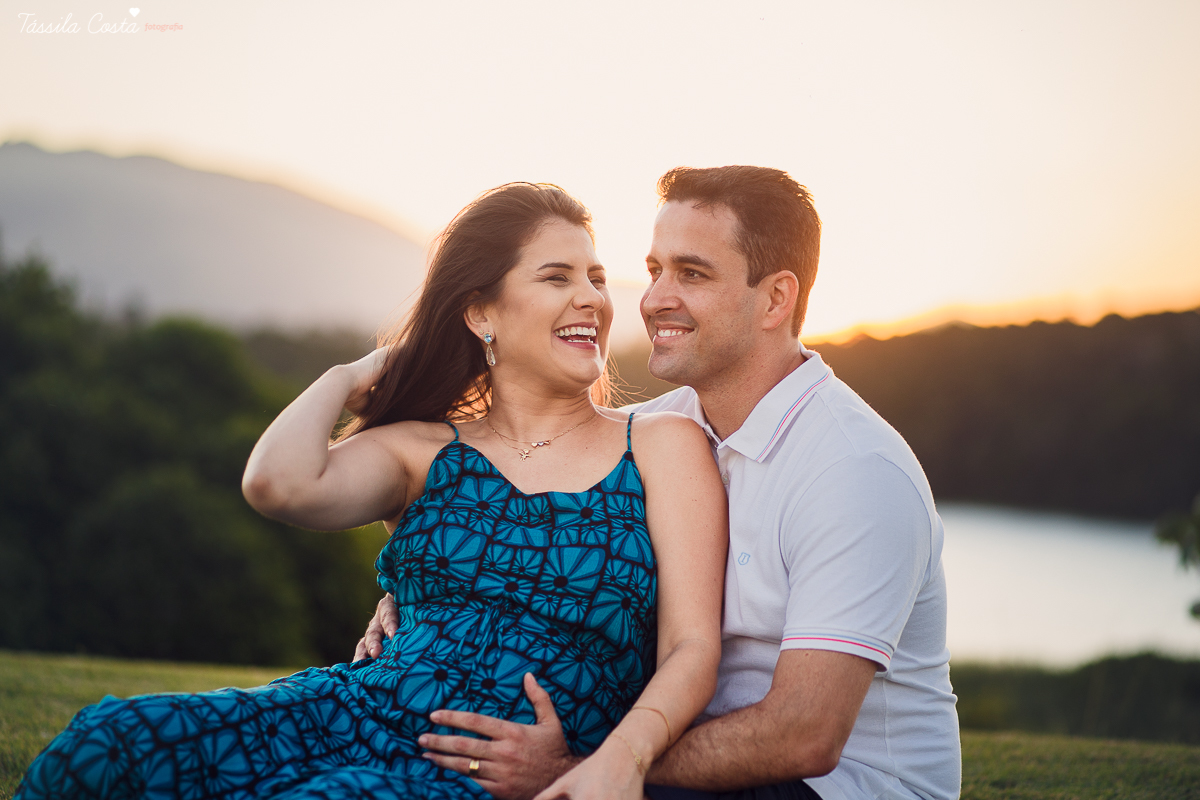 fotos de gestante, feitas no por do sol, em Vitória ES, ensaio fotográfico apaixonante, fotos lindas de grávida, fotos de casal feita com por do sol, papais de primeira viagem, mundo rosa, luiza vem aí, tássila costa fotografia
