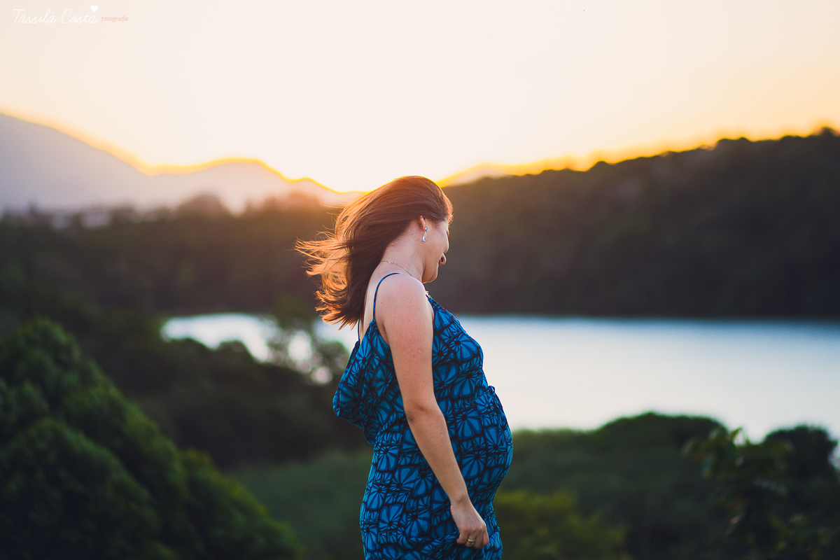 fotos de gestante, feitas no por do sol, em Vitória ES, ensaio fotográfico apaixonante, fotos lindas de grávida, fotos de casal feita com por do sol, papais de primeira viagem, mundo rosa, luiza vem aí, tássila costa fotografia