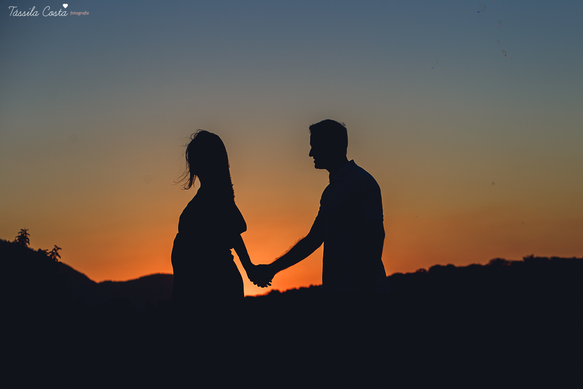 fotos de gestante, feitas no por do sol, em Vitória ES, ensaio fotográfico apaixonante, fotos lindas de grávida, fotos de casal feita com por do sol, papais de primeira viagem, mundo rosa, luiza vem aí, tássila costa fotografia
