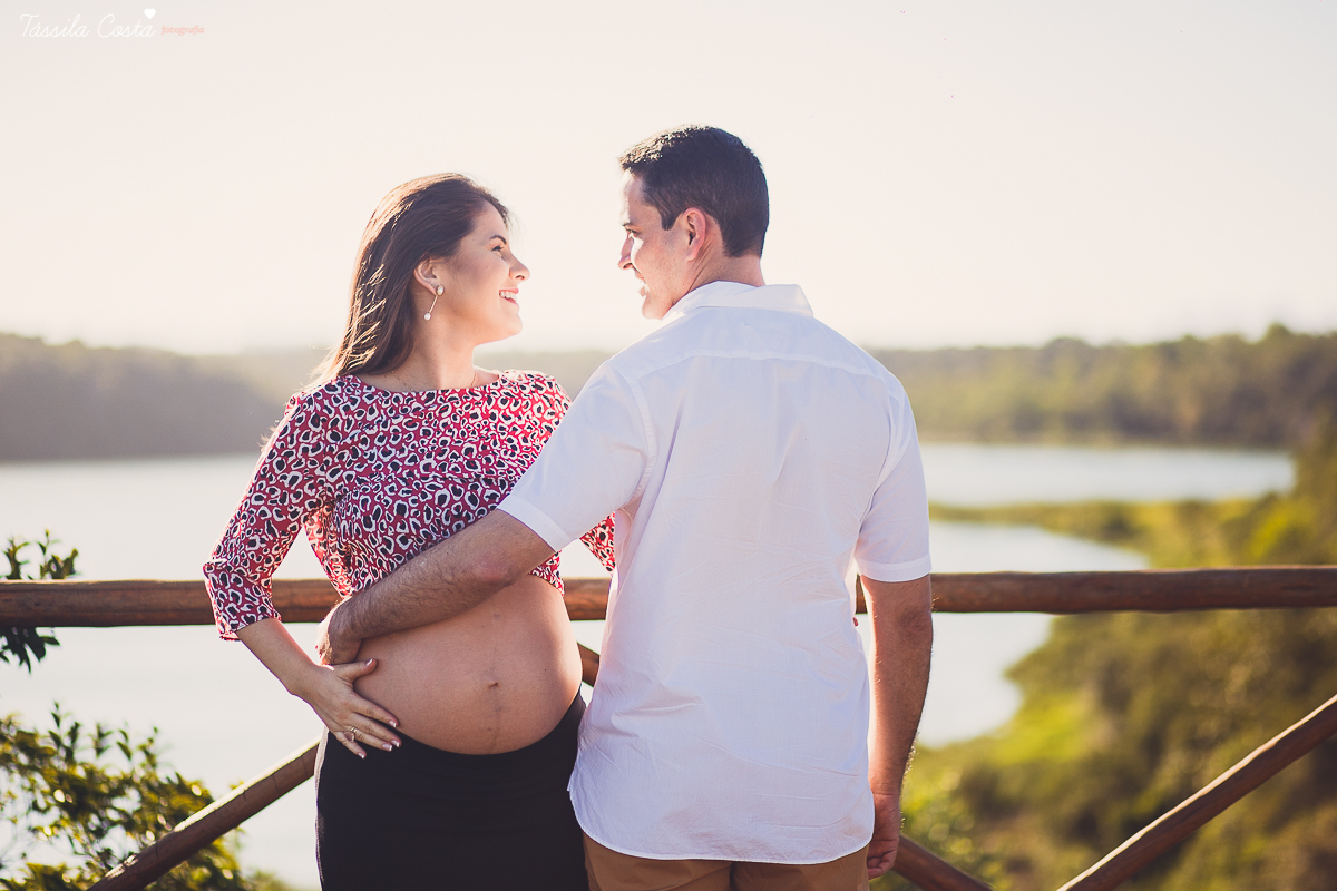 fotos de gestante, feitas no por do sol, em Vitória ES, ensaio fotográfico apaixonante, fotos lindas de grávida, fotos de casal feita com por do sol, papais de primeira viagem, mundo rosa, luiza vem aí, tássila costa fotografia
