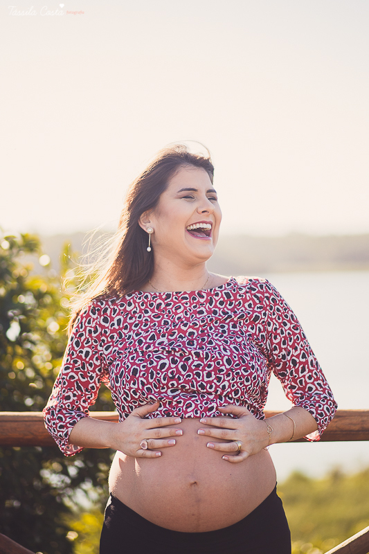 fotos de gestante, feitas no por do sol, em Vitória ES, ensaio fotográfico apaixonante, fotos lindas de grávida, fotos de casal feita com por do sol, papais de primeira viagem, mundo rosa, luiza vem aí, tássila costa fotografia