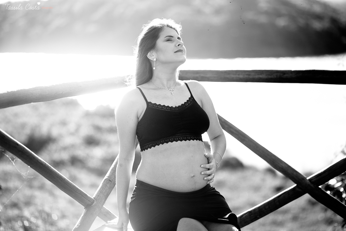 fotos de gestante, feitas no por do sol, em Vitória ES, ensaio fotográfico apaixonante, fotos lindas de grávida, fotos de casal feita com por do sol, papais de primeira viagem, mundo rosa, luiza vem aí, tássila costa fotografia