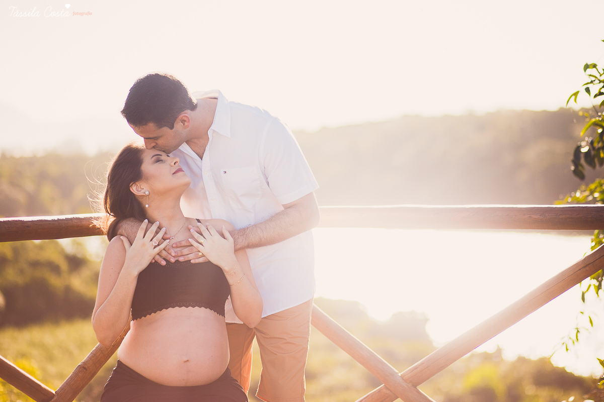 fotos de gestante, feitas no por do sol, em Vitória ES, ensaio fotográfico apaixonante, fotos lindas de grávida, fotos de casal feita com por do sol, papais de primeira viagem, mundo rosa, luiza vem aí, tássila costa fotografia