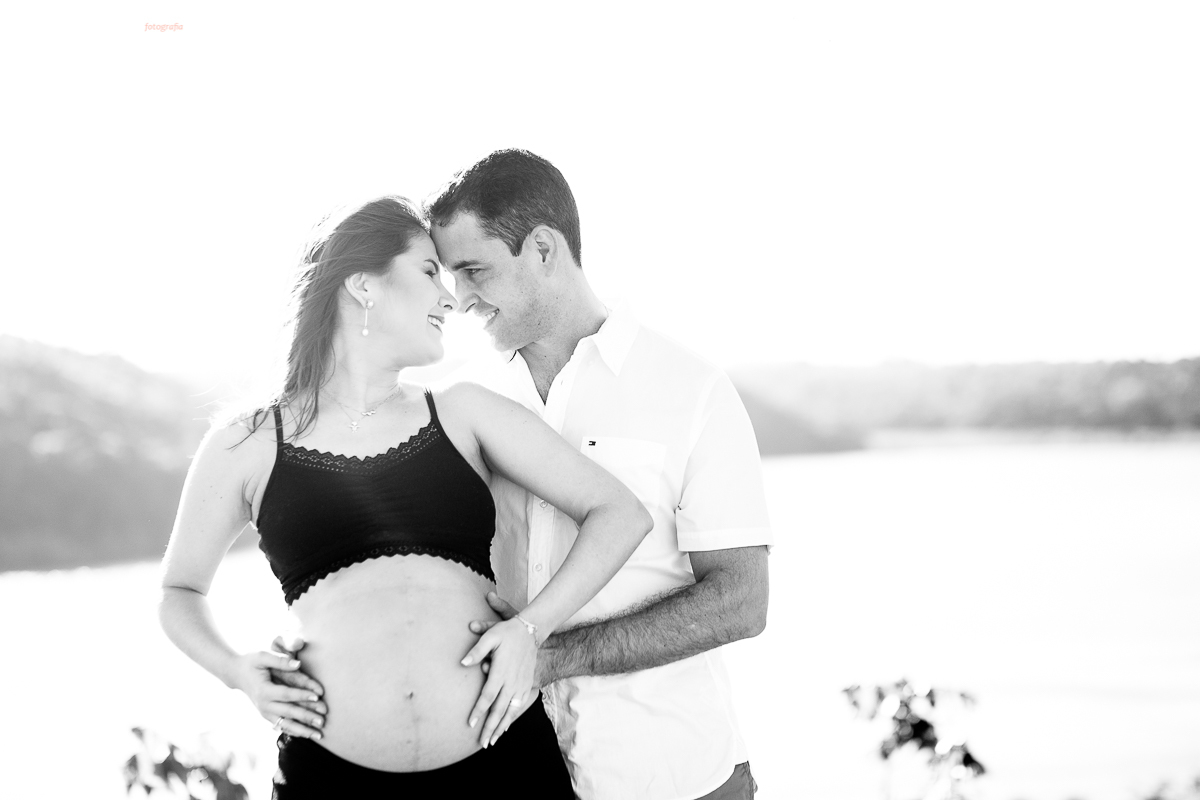 fotos de gestante, feitas no por do sol, em Vitória ES, ensaio fotográfico apaixonante, fotos lindas de grávida, fotos de casal feita com por do sol, papais de primeira viagem, mundo rosa, luiza vem aí, tássila costa fotografia