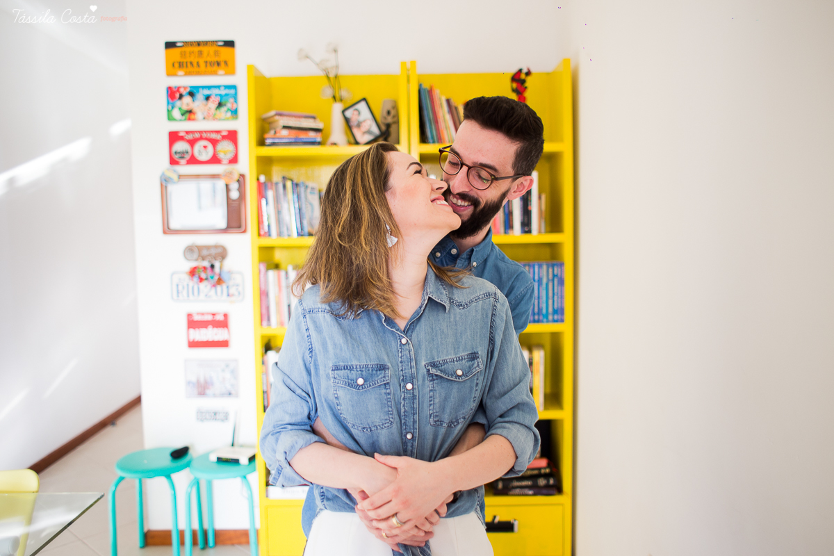 ensaio lifestyle, tassila costa fotografia, fotos feitas em casa, carol cata, Pr Tiago Cata, Praia da Costa, Primeira Igreja Batista da Praia da Costa, ensaio fotográfico feito em casa