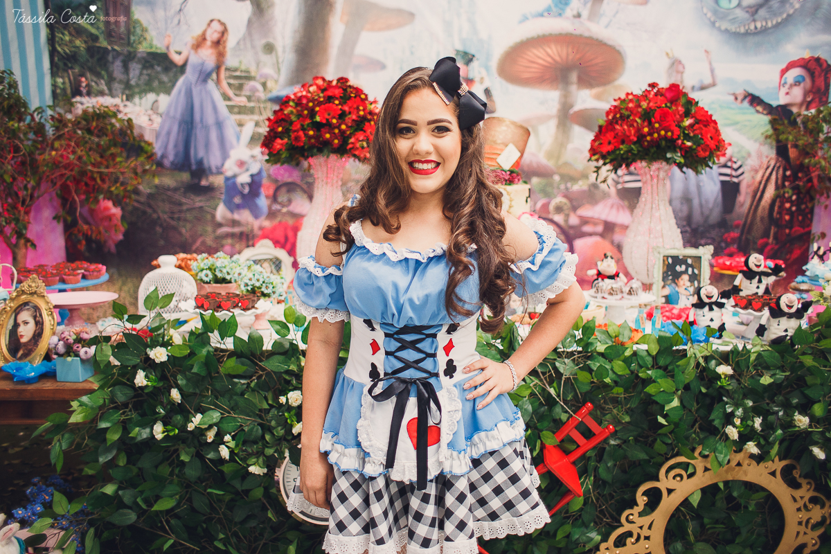 CAROL FEZ 15 ANOS, tema da decoração da festa de 15 anos Alice no País das Maravilhas, Cerimonial bom na Praia de Itaparica, Bolha Fest, festa em Vila Velha ES, Tássila Costa ES