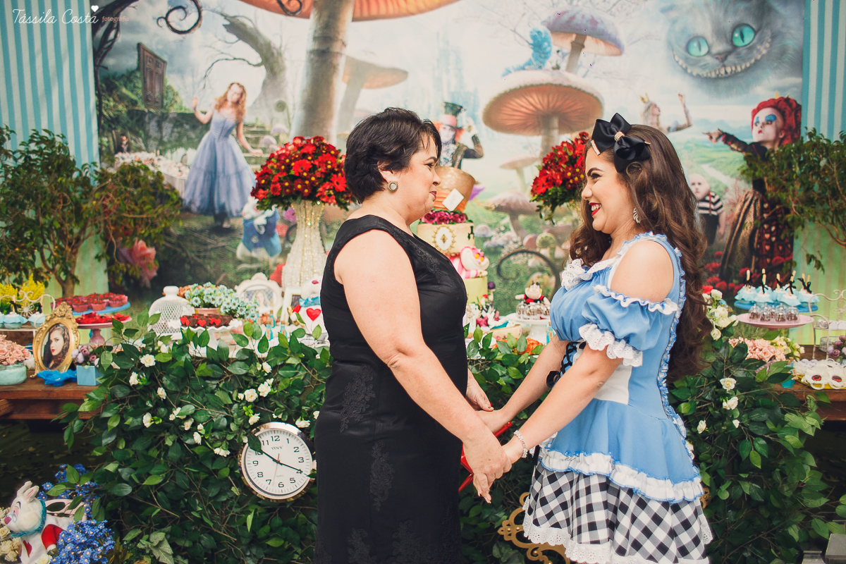 CAROL FEZ 15 ANOS, tema da decoração da festa de 15 anos Alice no País das Maravilhas, Cerimonial bom na Praia de Itaparica, Bolha Fest, festa em Vila Velha ES, Tássila Costa ES