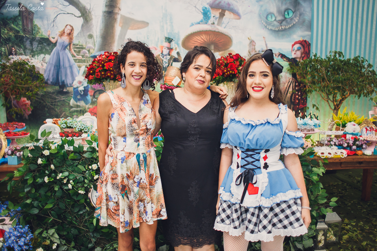 CAROL FEZ 15 ANOS, tema da decoração da festa de 15 anos Alice no País das Maravilhas, Cerimonial bom na Praia de Itaparica, Bolha Fest, festa em Vila Velha ES, Tássila Costa ES