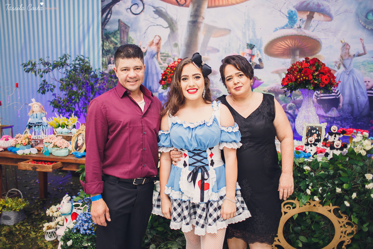 CAROL FEZ 15 ANOS, tema da decoração da festa de 15 anos Alice no País das Maravilhas, Cerimonial bom na Praia de Itaparica, Bolha Fest, festa em Vila Velha ES, Tássila Costa ES