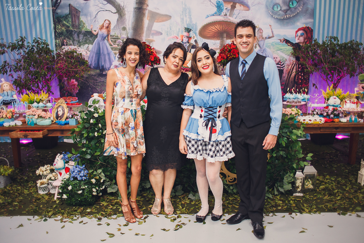 CAROL FEZ 15 ANOS, tema da decoração da festa de 15 anos Alice no País das Maravilhas, Cerimonial bom na Praia de Itaparica, Bolha Fest, festa em Vila Velha ES, Tássila Costa ES