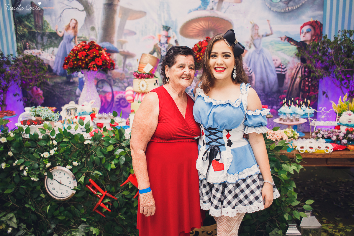 CAROL FEZ 15 ANOS, tema da decoração da festa de 15 anos Alice no País das Maravilhas, Cerimonial bom na Praia de Itaparica, Bolha Fest, festa em Vila Velha ES, Tássila Costa ES