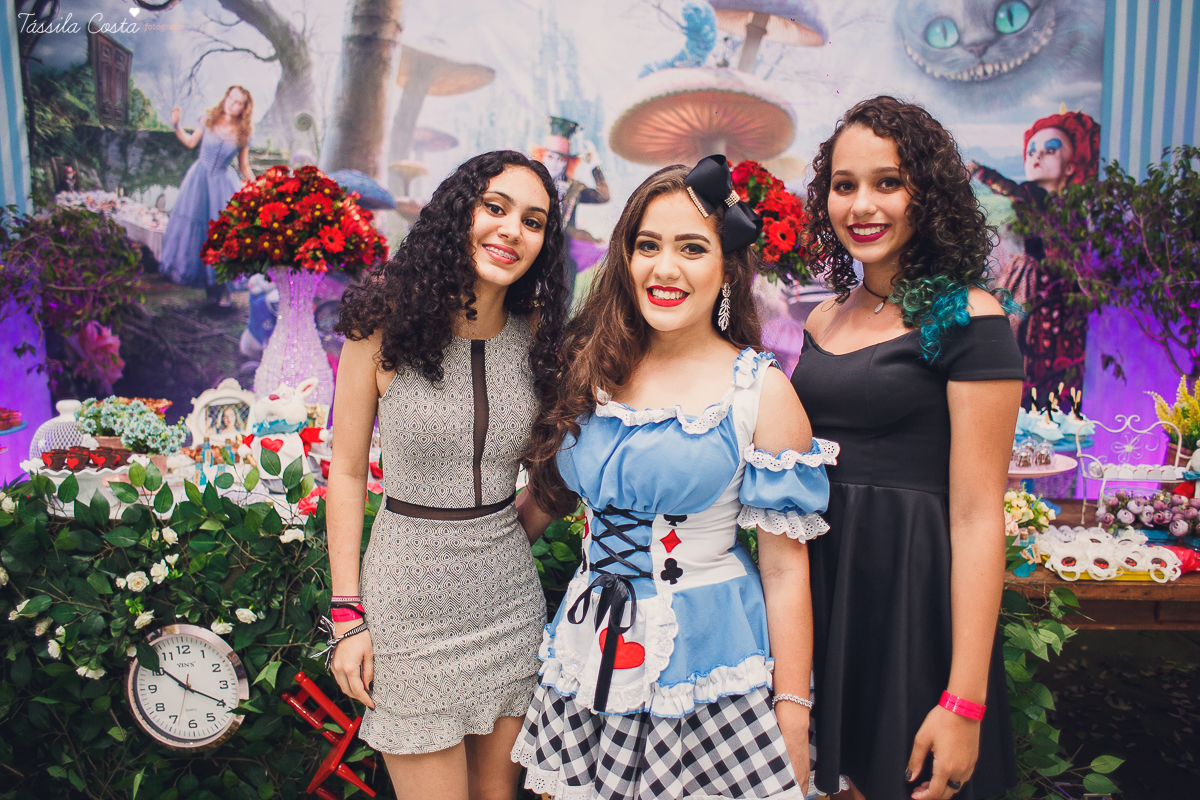 CAROL FEZ 15 ANOS, tema da decoração da festa de 15 anos Alice no País das Maravilhas, Cerimonial bom na Praia de Itaparica, Bolha Fest, festa em Vila Velha ES, Tássila Costa ES