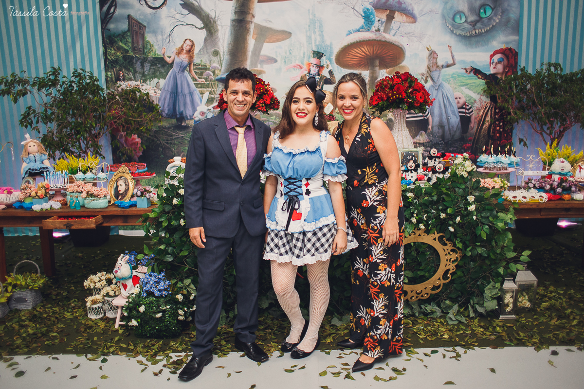 CAROL FEZ 15 ANOS, tema da decoração da festa de 15 anos Alice no País das Maravilhas, Cerimonial bom na Praia de Itaparica, Bolha Fest, festa em Vila Velha ES, Tássila Costa ES