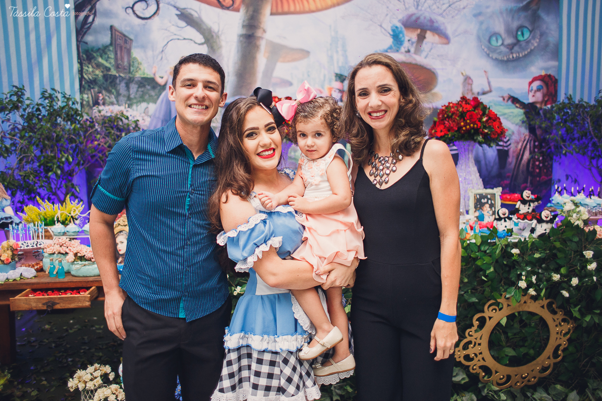 CAROL FEZ 15 ANOS, tema da decoração da festa de 15 anos Alice no País das Maravilhas, Cerimonial bom na Praia de Itaparica, Bolha Fest, festa em Vila Velha ES, Tássila Costa ES