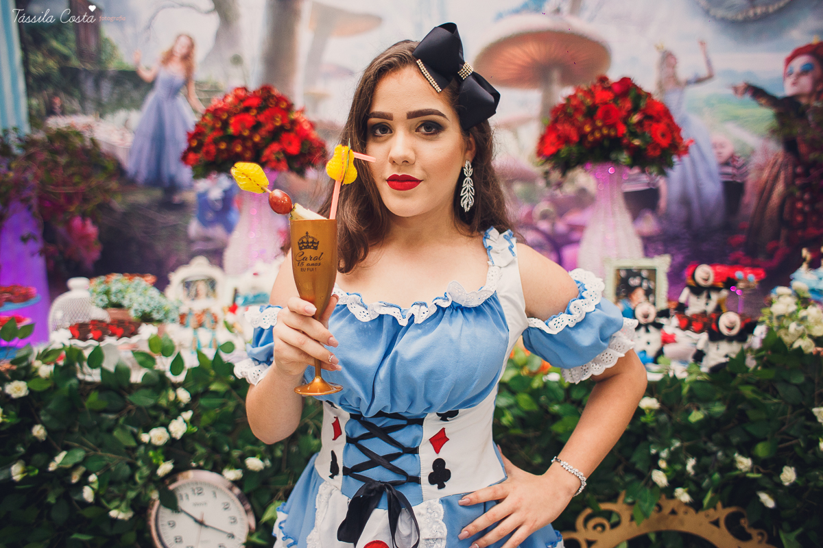 CAROL FEZ 15 ANOS, tema da decoração da festa de 15 anos Alice no País das Maravilhas, Cerimonial bom na Praia de Itaparica, Bolha Fest, festa em Vila Velha ES, Tássila Costa ES