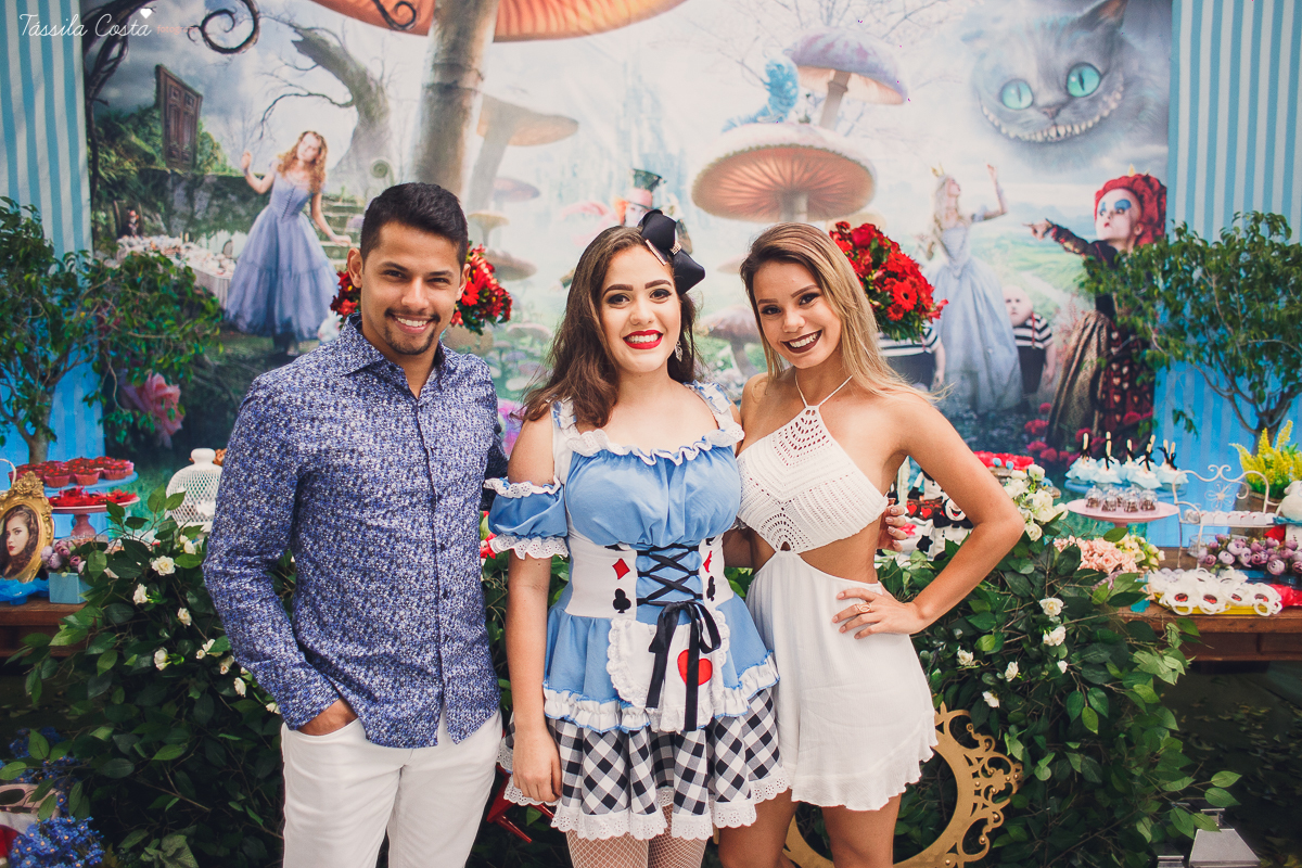 CAROL FEZ 15 ANOS, tema da decoração da festa de 15 anos Alice no País das Maravilhas, Cerimonial bom na Praia de Itaparica, Bolha Fest, festa em Vila Velha ES, Tássila Costa ES