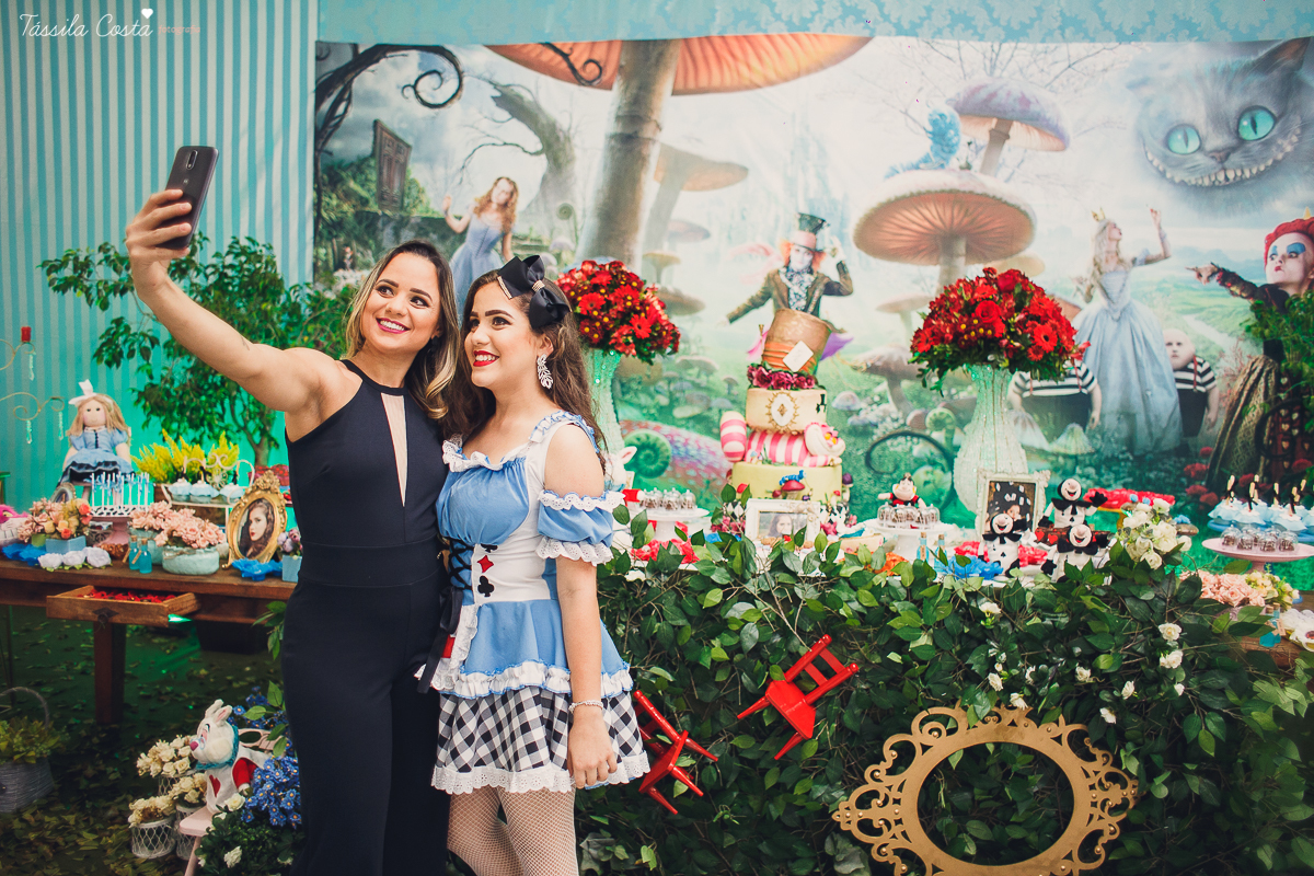 CAROL FEZ 15 ANOS, tema da decoração da festa de 15 anos Alice no País das Maravilhas, Cerimonial bom na Praia de Itaparica, Bolha Fest, festa em Vila Velha ES, Tássila Costa ES