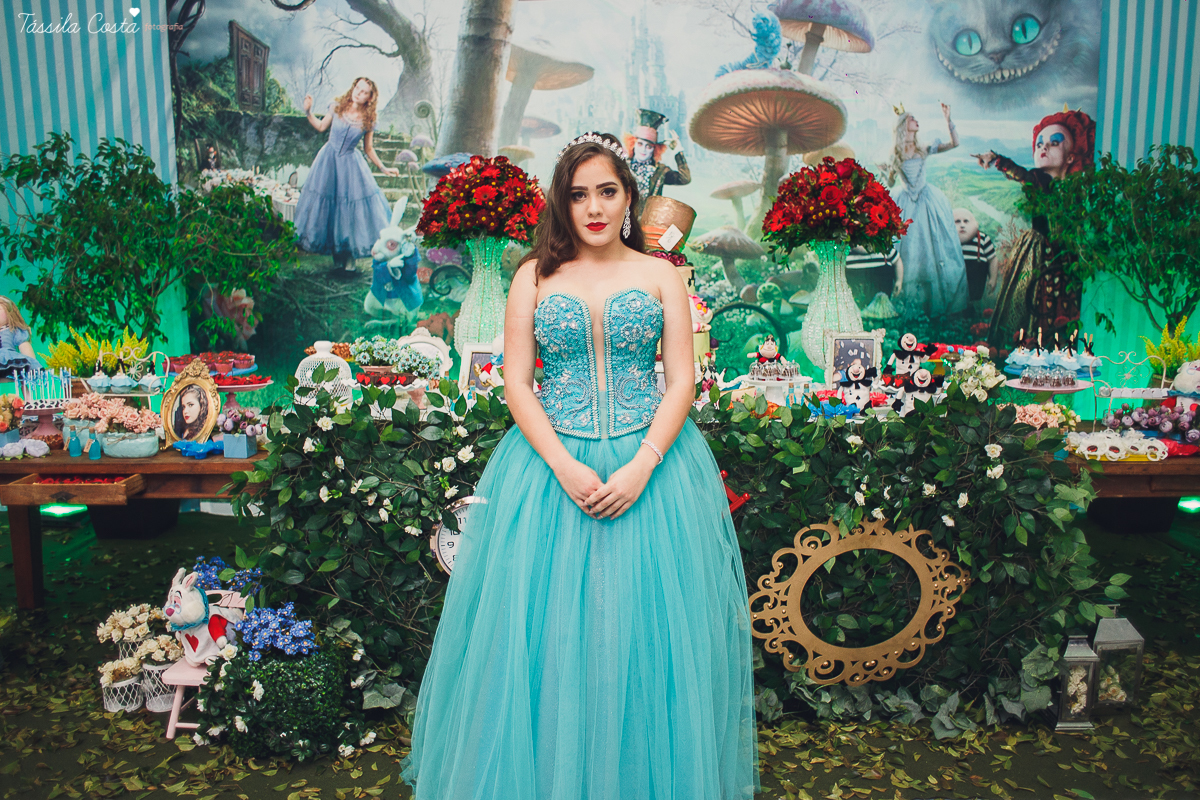 CAROL FEZ 15 ANOS, tema da decoração da festa de 15 anos Alice no País das Maravilhas, Cerimonial bom na Praia de Itaparica, Bolha Fest, festa em Vila Velha ES, Tássila Costa ES