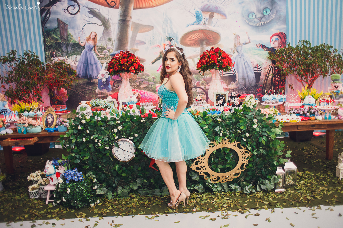 CAROL FEZ 15 ANOS, tema da decoração da festa de 15 anos Alice no País das Maravilhas, Cerimonial bom na Praia de Itaparica, Bolha Fest, festa em Vila Velha ES, Tássila Costa ES