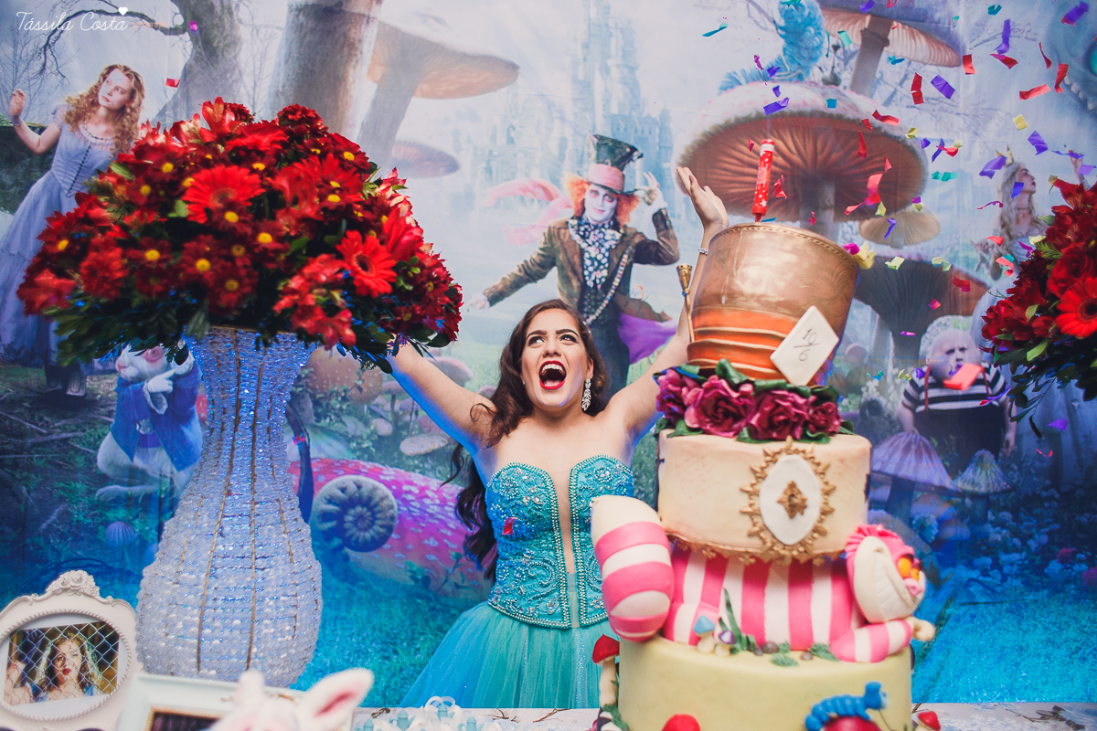 CAROL FEZ 15 ANOS, tema da decoração da festa de 15 anos Alice no País das Maravilhas, Cerimonial bom na Praia de Itaparica, Bolha Fest, festa em Vila Velha ES, Tássila Costa ES