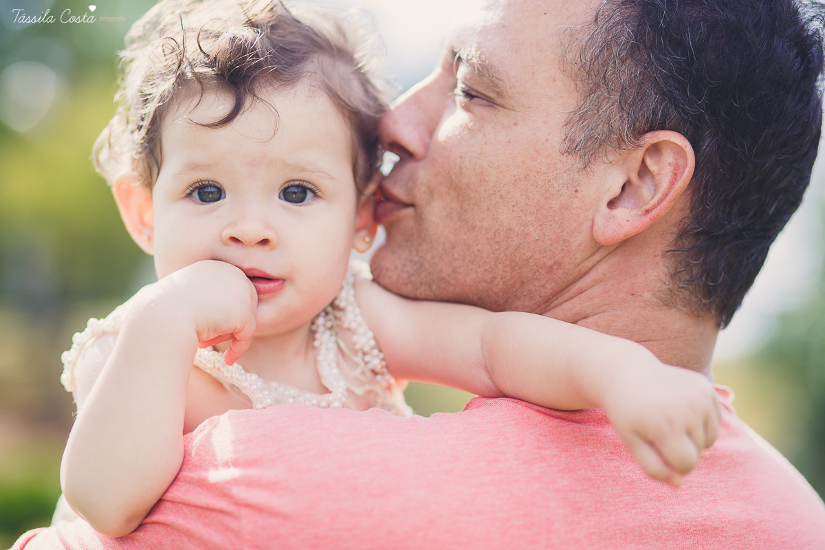 FOTOS DE PRÉ ANIVERSÁRIO FEITAS EM VITÓRIA, ES, ANIVERSÁRIO NA CASA DA VÓ, QUINTAL DE VÓ, TÁSSILA COSTA FOTOGRAFIA,FOTOS FEITAS EM FAMÍLIA PARA O PRIMEIRO ANO DO ANIVERSÁRIO DA LARA