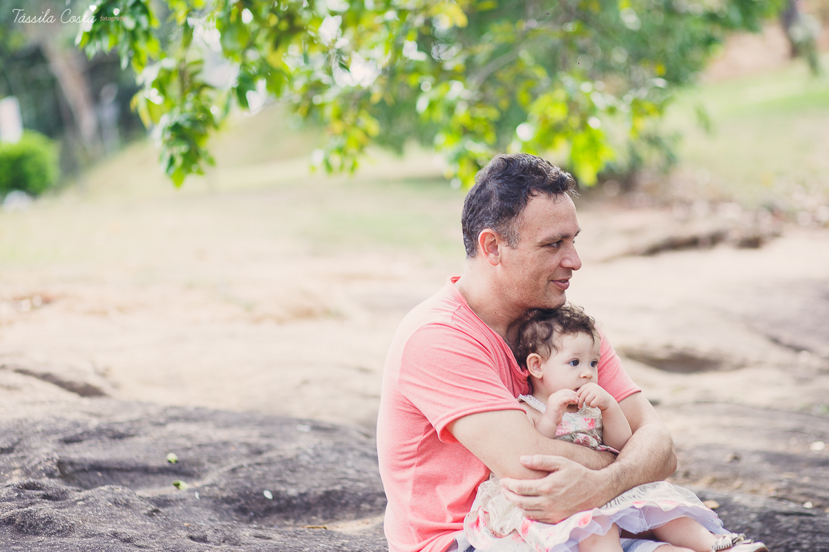 FOTOS DE PRÉ ANIVERSÁRIO FEITAS EM VITÓRIA, ES, ANIVERSÁRIO NA CASA DA VÓ, QUINTAL DE VÓ, TÁSSILA COSTA FOTOGRAFIA,FOTOS FEITAS EM FAMÍLIA PARA O PRIMEIRO ANO DO ANIVERSÁRIO DA LARA