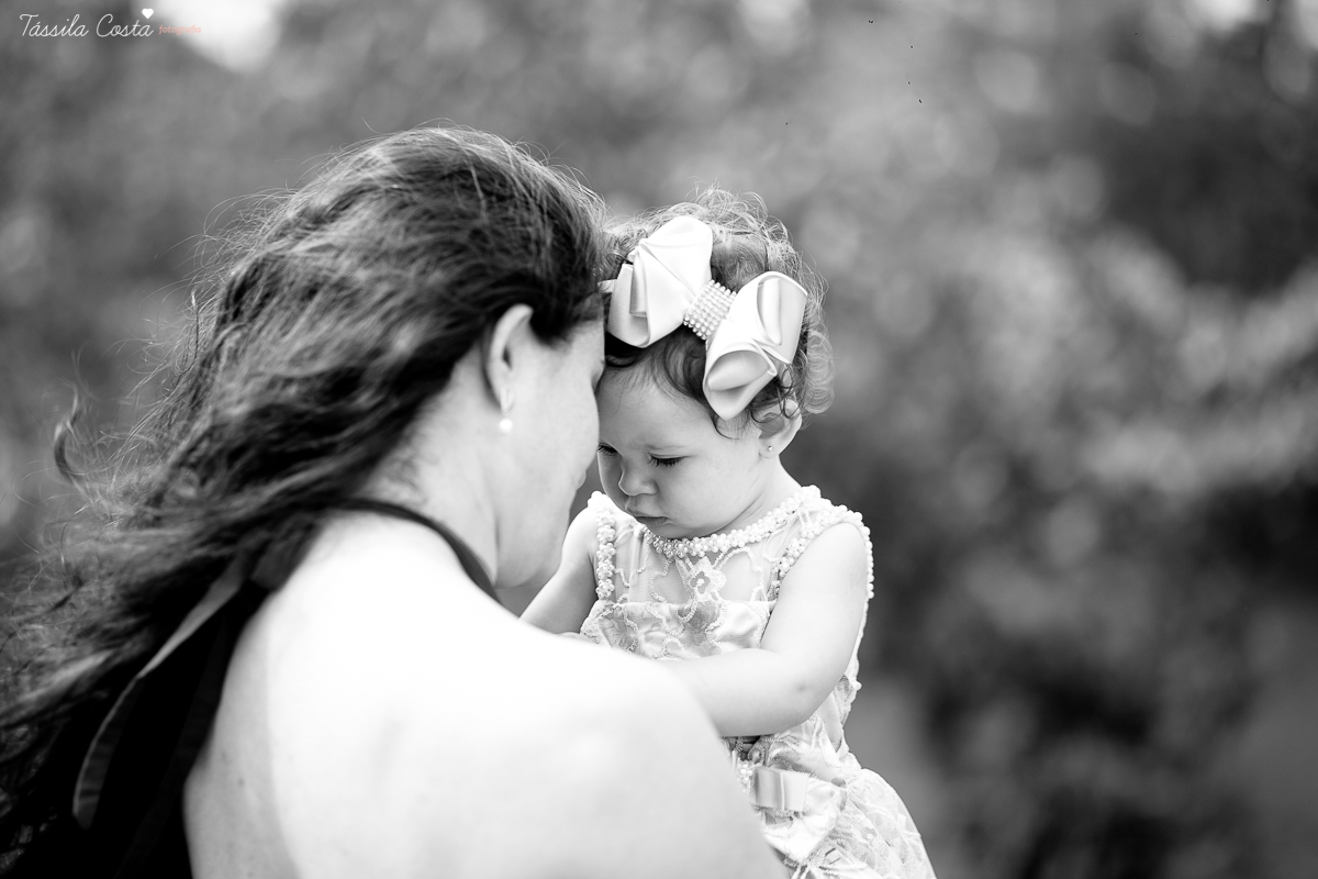 FOTOS DE PRÉ ANIVERSÁRIO FEITAS EM VITÓRIA, ES, ANIVERSÁRIO NA CASA DA VÓ, QUINTAL DE VÓ, TÁSSILA COSTA FOTOGRAFIA,FOTOS FEITAS EM FAMÍLIA PARA O PRIMEIRO ANO DO ANIVERSÁRIO DA LARA