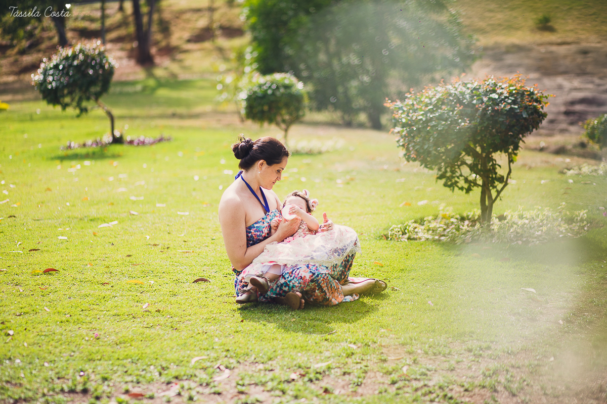 FOTOS DE PRÉ ANIVERSÁRIO FEITAS EM VITÓRIA, ES, ANIVERSÁRIO NA CASA DA VÓ, QUINTAL DE VÓ, TÁSSILA COSTA FOTOGRAFIA,FOTOS FEITAS EM FAMÍLIA PARA O PRIMEIRO ANO DO ANIVERSÁRIO DA LARA