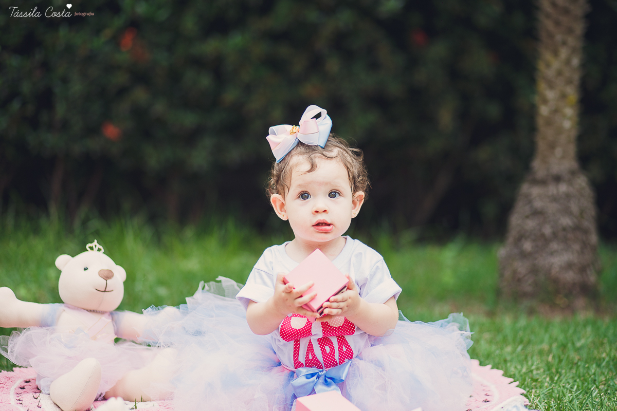 FOTOS DE PRÉ ANIVERSÁRIO FEITAS EM VITÓRIA, ES, ANIVERSÁRIO NA CASA DA VÓ, QUINTAL DE VÓ, TÁSSILA COSTA FOTOGRAFIA,FOTOS FEITAS EM FAMÍLIA PARA O PRIMEIRO ANO DO ANIVERSÁRIO DA LARA