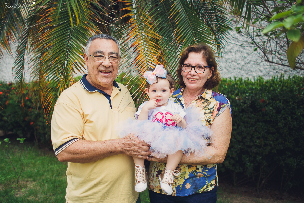 FOTOS DE PRÉ ANIVERSÁRIO FEITAS EM VITÓRIA, ES, ANIVERSÁRIO NA CASA DA VÓ, QUINTAL DE VÓ, TÁSSILA COSTA FOTOGRAFIA,FOTOS FEITAS EM FAMÍLIA PARA O PRIMEIRO ANO DO ANIVERSÁRIO DA LARA