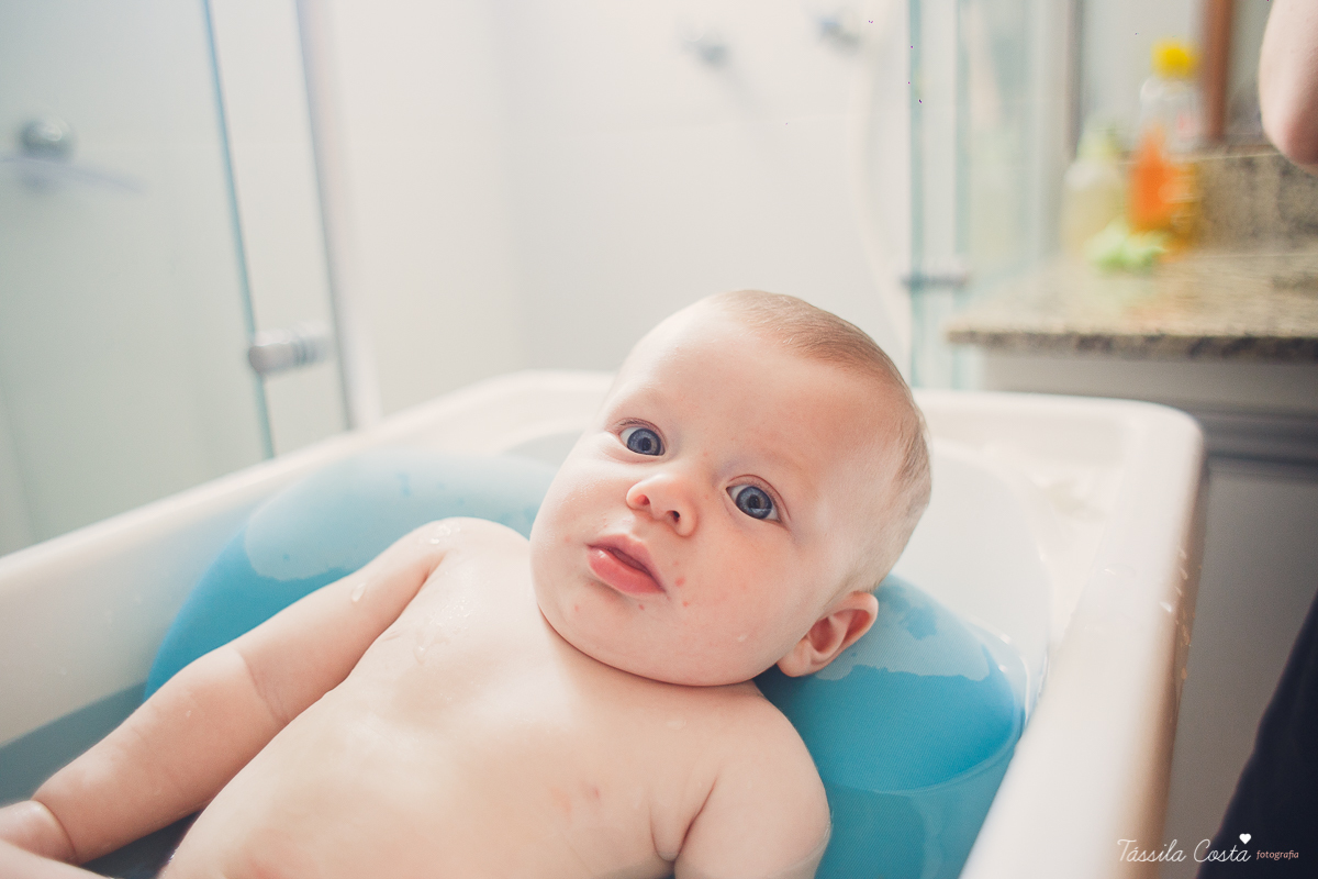 bebê lindo, Pedro 5 meses, ensaio fotográfico feito em casa, papais de primeira viagem, tássila costa fotografia, pais de menino, mobília para quarto de menino, decoração de quarto de menino, meu bebê ama banho, banho no bebê