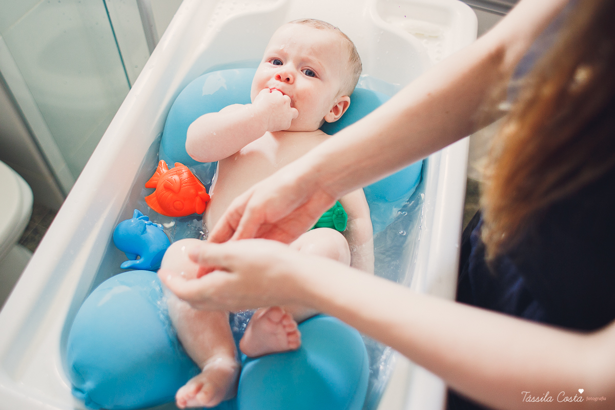 bebê lindo, Pedro 5 meses, ensaio fotográfico feito em casa, papais de primeira viagem, tássila costa fotografia, pais de menino, mobília para quarto de menino, decoração de quarto de menino, meu bebê ama banho, banho no bebê