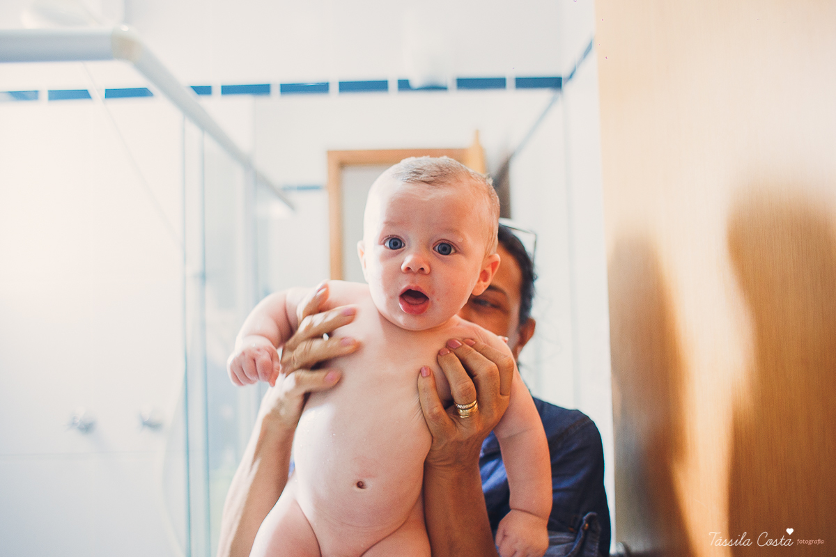 bebê lindo, Pedro 5 meses, ensaio fotográfico feito em casa, papais de primeira viagem, tássila costa fotografia, pais de menino, mobília para quarto de menino, decoração de quarto de menino, meu bebê ama banho, banho no bebê