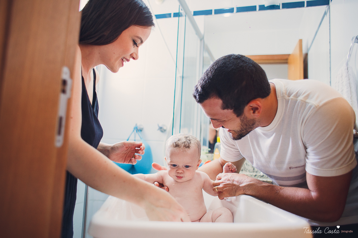 bebê lindo, Pedro 5 meses, ensaio fotográfico feito em casa, papais de primeira viagem, tássila costa fotografia, pais de menino, mobília para quarto de menino, decoração de quarto de menino, meu bebê ama banho, banho no bebê