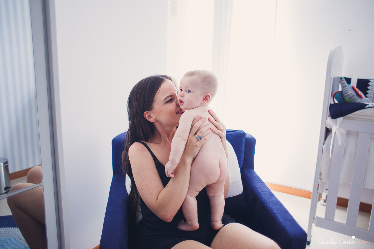 bebê lindo, Pedro 5 meses, ensaio fotográfico feito em casa, papais de primeira viagem, tássila costa fotografia, pais de menino, mobília para quarto de menino, decoração de quarto de menino, meu bebê ama banho, banho no bebê