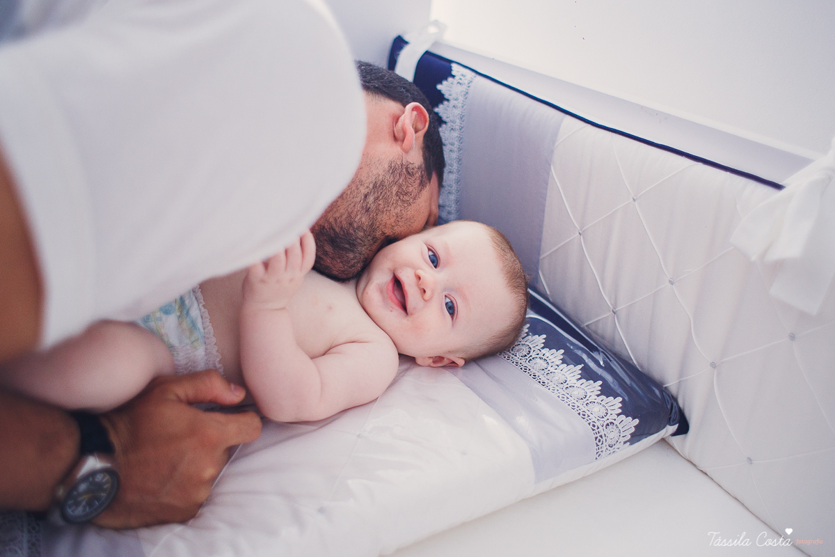 bebê lindo, Pedro 5 meses, ensaio fotográfico feito em casa, papais de primeira viagem, tássila costa fotografia, pais de menino, mobília para quarto de menino, decoração de quarto de menino, meu bebê ama banho, banho no bebê