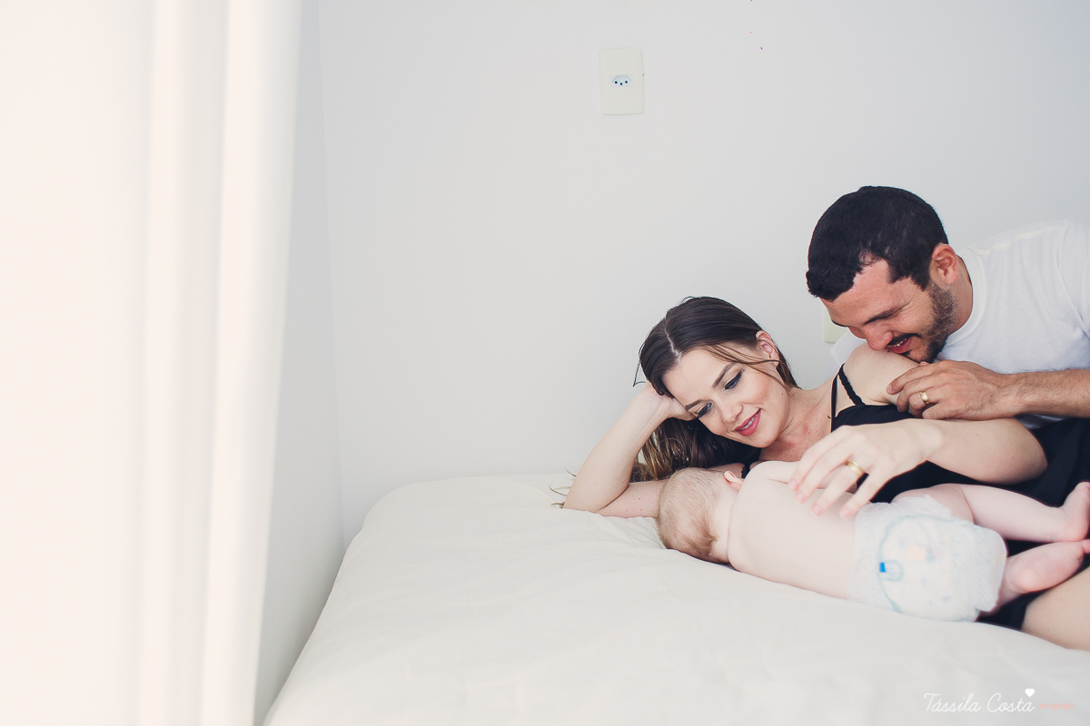 bebê lindo, Pedro 5 meses, ensaio fotográfico feito em casa, papais de primeira viagem, tássila costa fotografia, pais de menino, mobília para quarto de menino, decoração de quarto de menino, meu bebê ama banho, banho no bebê, amamentação, 05 meses