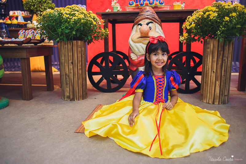 Lara 3 anos, festa no cerimonial O Mais Legal, festa no tema Branca de Neve, festa durante o dia no cerimonial O mais Legal, em Bairro de Fátima, fotografia de aniversário infantil em Vitória ES, Tássila Costa fotografia 