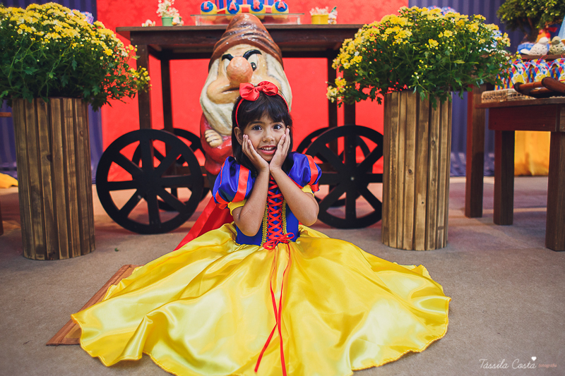 Lara 3 anos, festa no cerimonial O Mais Legal, festa no tema Branca de Neve, festa durante o dia no cerimonial O mais Legal, em Bairro de Fátima, fotografia de aniversário infantil em Vitória ES, Tássila Costa fotografia 