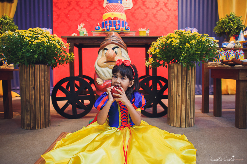 Lara 3 anos, festa no cerimonial O Mais Legal, festa no tema Branca de Neve, festa durante o dia no cerimonial O mais Legal, em Bairro de Fátima, fotografia de aniversário infantil em Vitória ES, Tássila Costa fotografia 