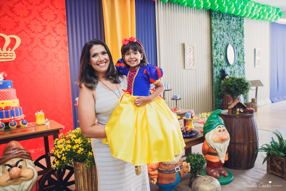 Lara 3 anos, festa no cerimonial O Mais Legal, festa no tema Branca de Neve, festa durante o dia no cerimonial O mais Legal, em Bairro de Fátima, fotografia de aniversário infantil em Vitória ES, Tássila Costa fotografia 