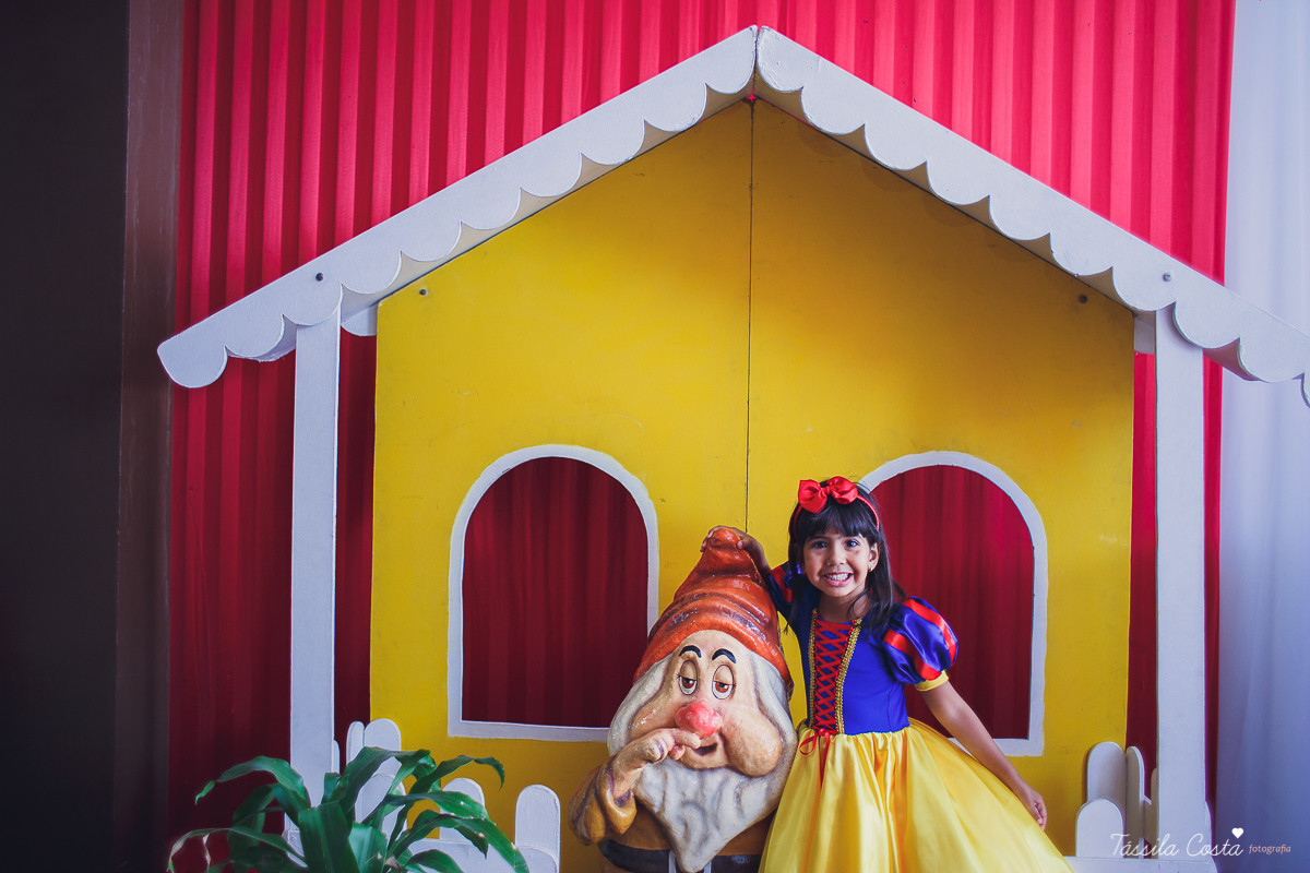 Lara 3 anos, festa no cerimonial O Mais Legal, festa no tema Branca de Neve, festa durante o dia no cerimonial O mais Legal, em Bairro de Fátima, fotografia de aniversário infantil em Vitória ES, Tássila Costa fotografia 