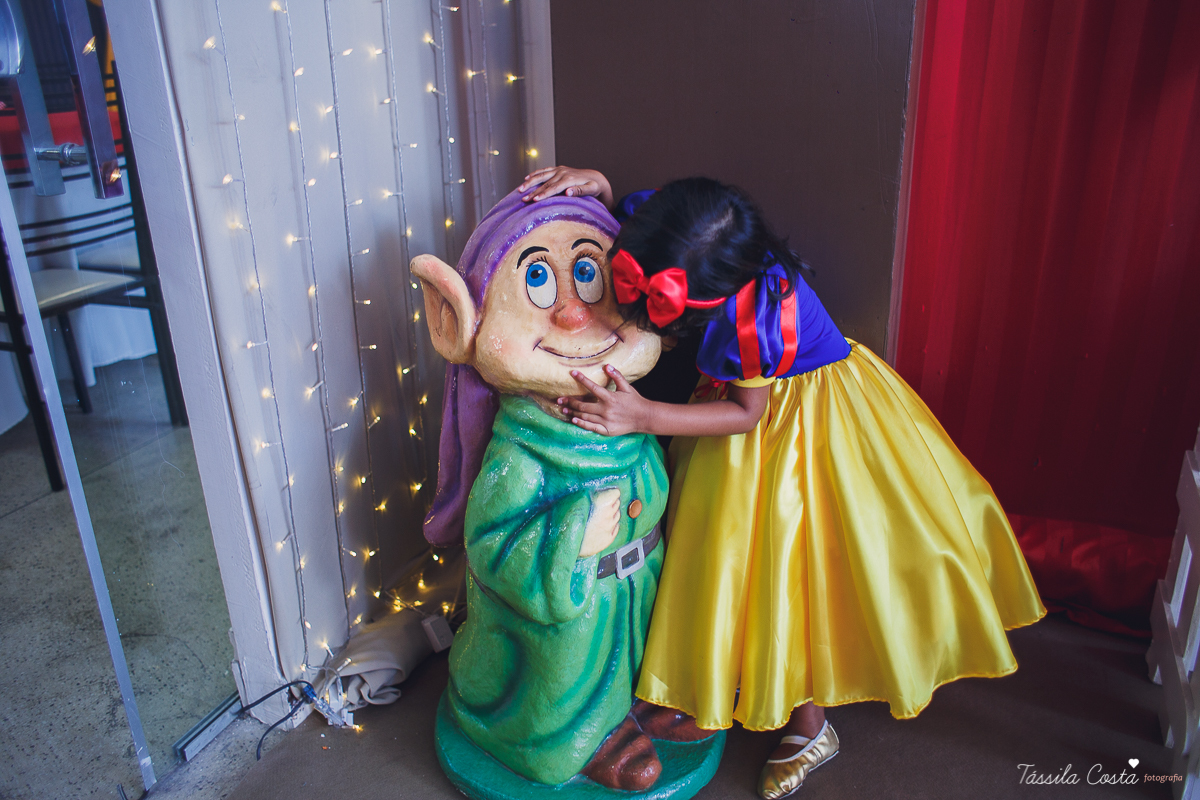 Lara 3 anos, festa no cerimonial O Mais Legal, festa no tema Branca de Neve, festa durante o dia no cerimonial O mais Legal, em Bairro de Fátima, fotografia de aniversário infantil em Vitória ES, Tássila Costa fotografia 